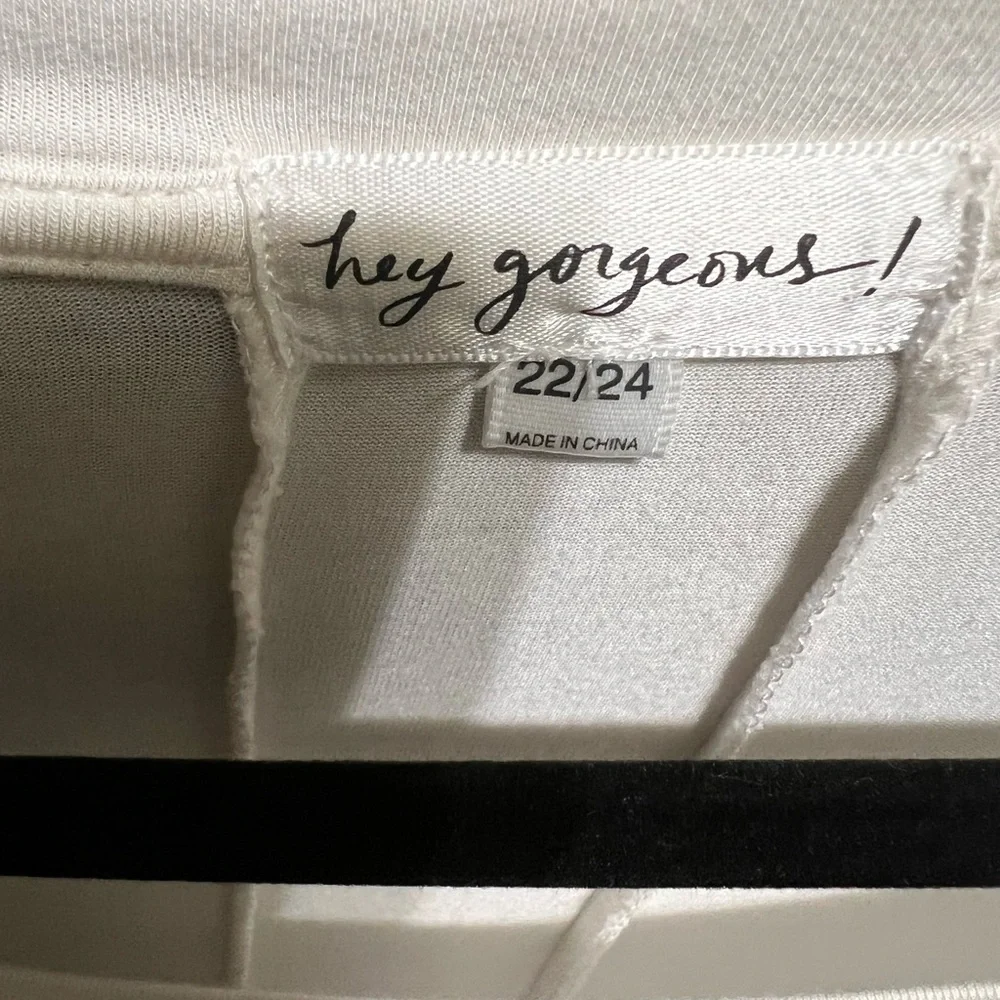 Hey Gorgeous White Long Sleeve Top with Red Lip Design - Picture 2 of 3